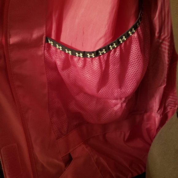 Ladies size small Under Armour all weather coat. - Picture 6 of 7